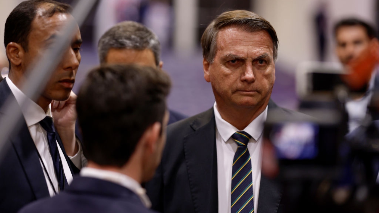 O que se sabe sobre o terceiro estojo de joias recebido por Bolsonaro