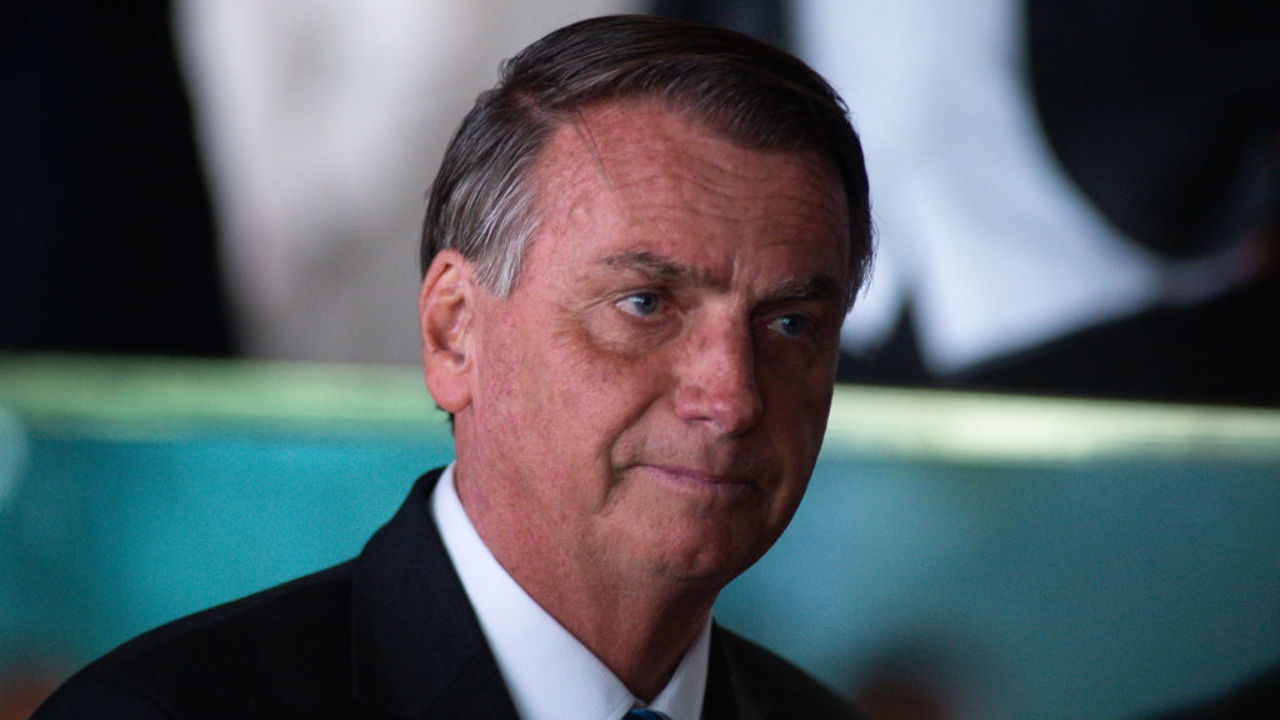 Ao associar vacina a HIV, PF diz que Bolsonaro incitou crime