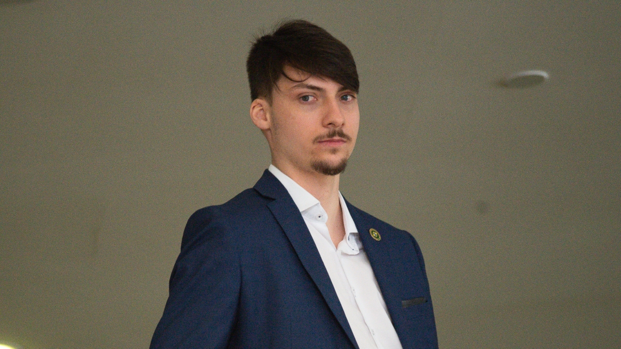 Renan Bolsonaro é intimado a depor em investigação de tráfico de influência