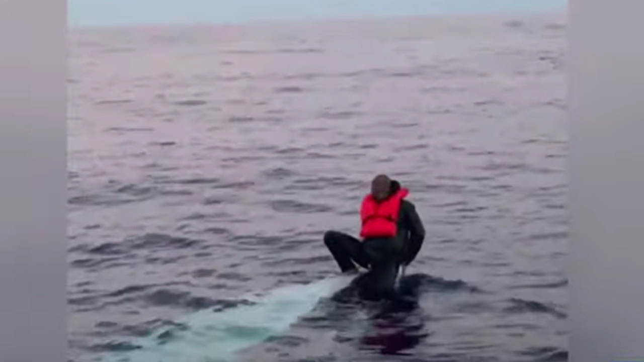 Homem é resgatado depois de ficar à deriva por 36 horas no Oceano Atlântico