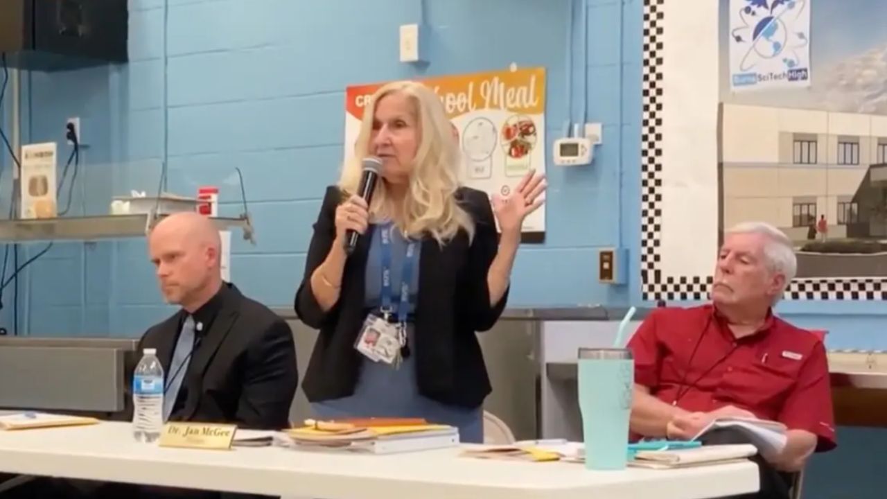 EUA: Diretora de escola renuncia após ser enganada por golpista fingindo ser Elon Musk