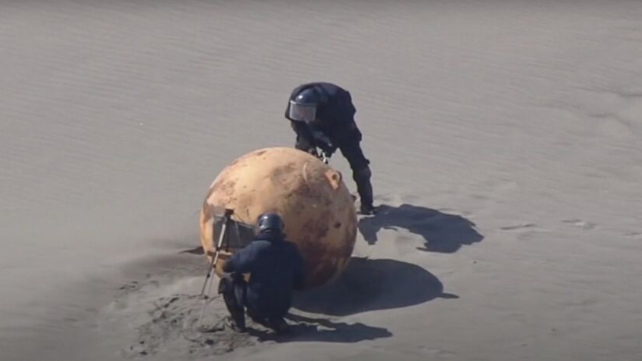O que foi divulgado sobre a curiosa esfera de metal encontrada em praia do Japão?