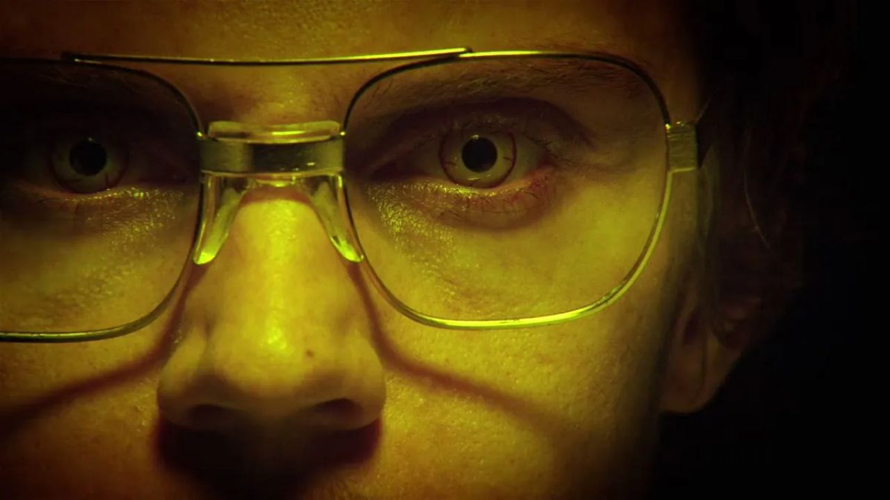Por ‘Dahmer: Um Canibal Americano’, Evan Peters é indicado ao Globo de Ouro