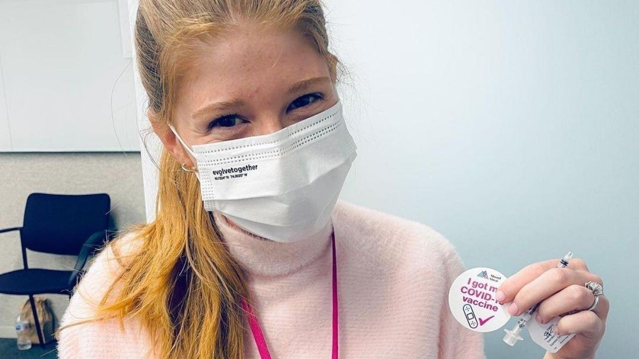 Filha de Bill Gates é vacinada contra covid-19 e ironiza manifestantes antivacinas