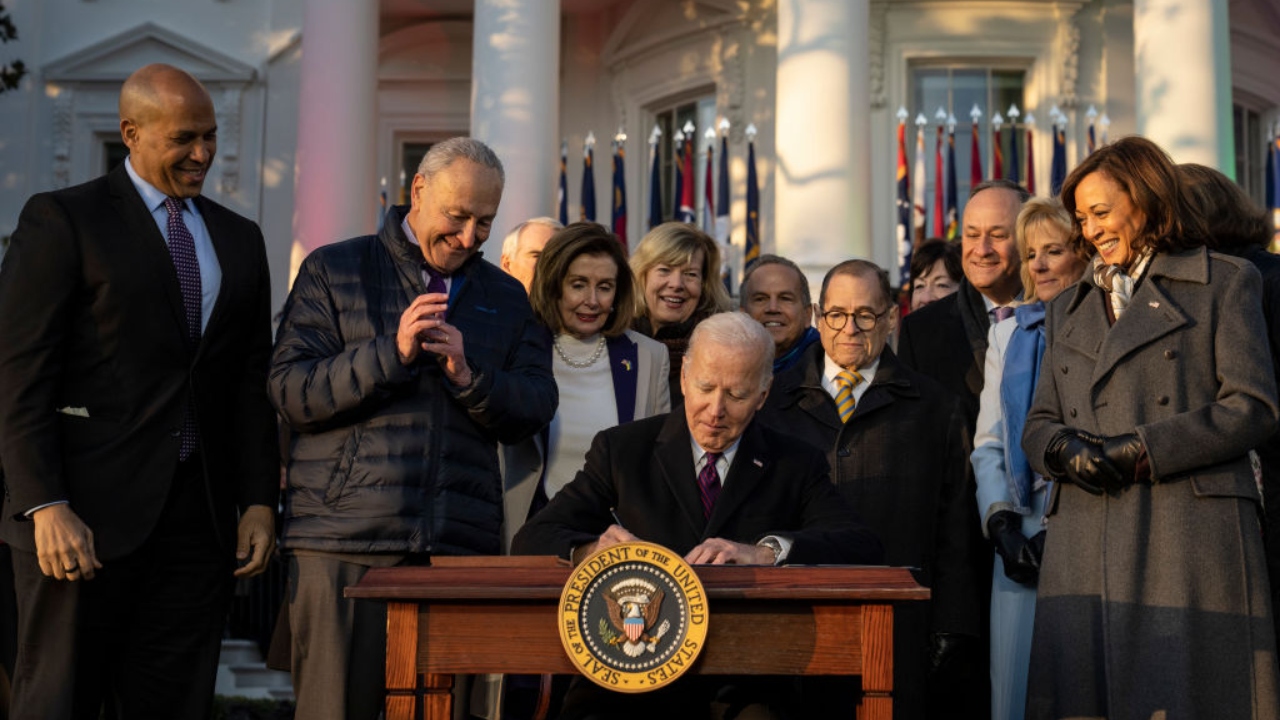 Nos Estados Unidos, Biden assina lei que protege casamento gay
