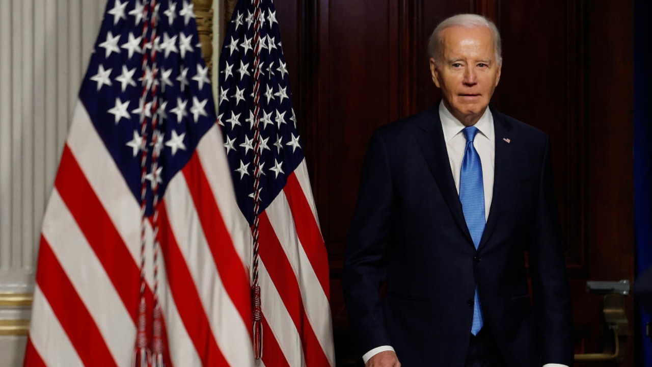 Joe Biden: Comitiva do presidente se envolve em acidente de carro