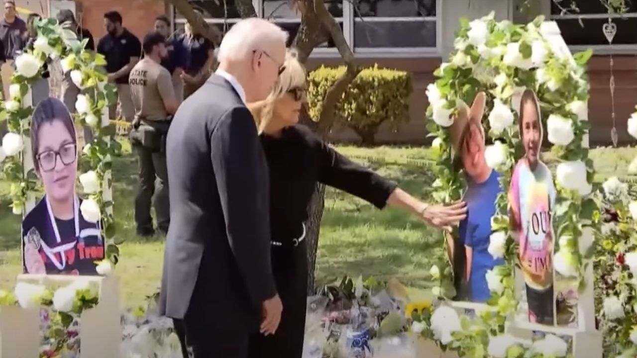 Visitante chama atenção de Biden durante visita a memorial de massacre