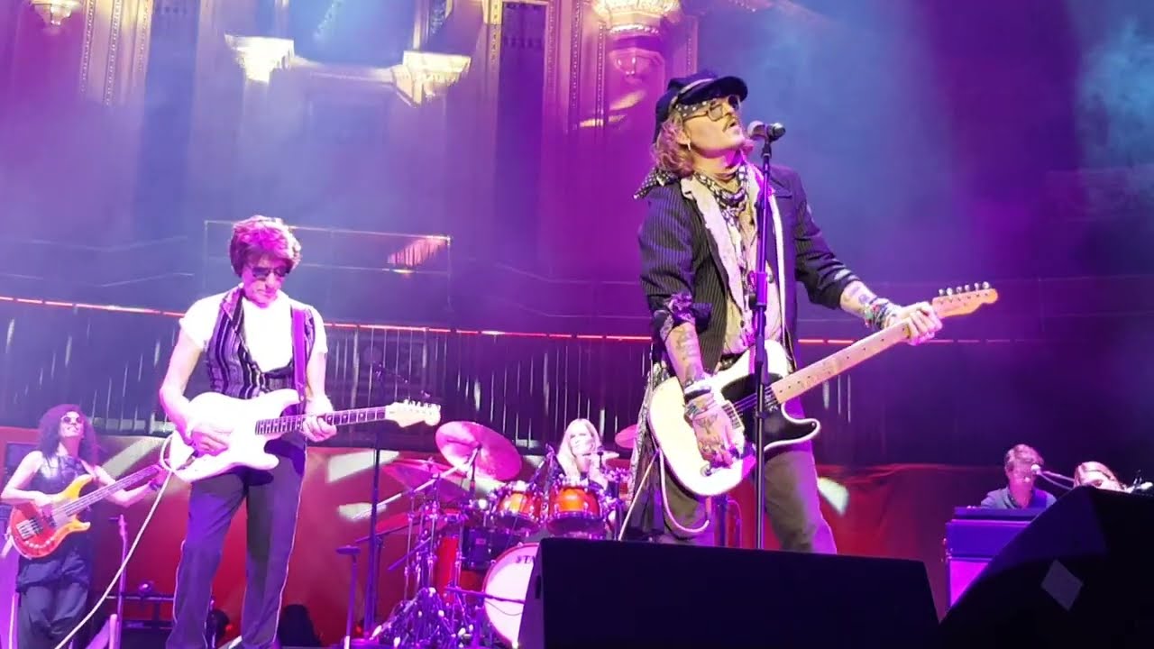 Após subir em palco, Johnny Depp é aplaudido por multidão na Inglaterra