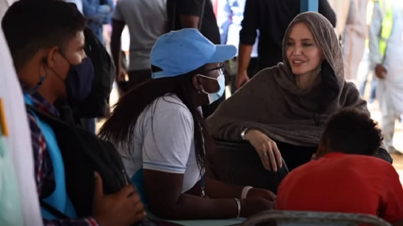 Campo de refugiados de Burkina Faso recebe visita de Angelina Jolie