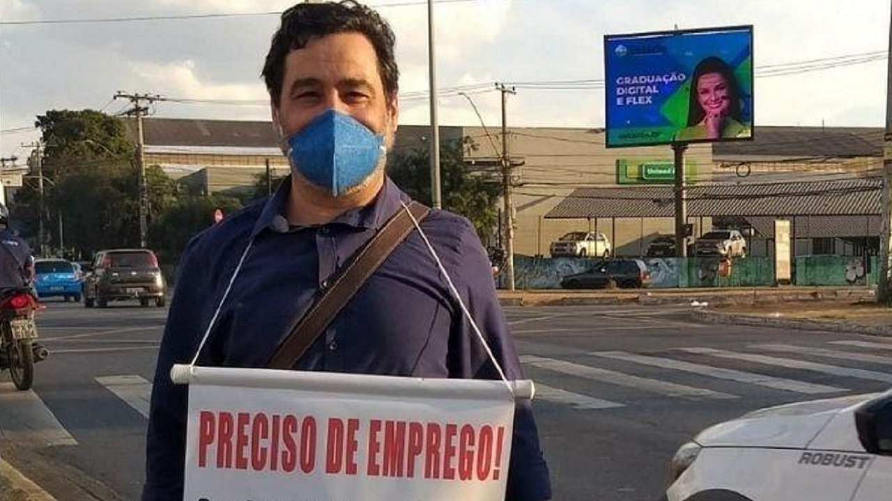 Desempregado, professor com mestrado em comunicação pede emprego nos semáforos de BH