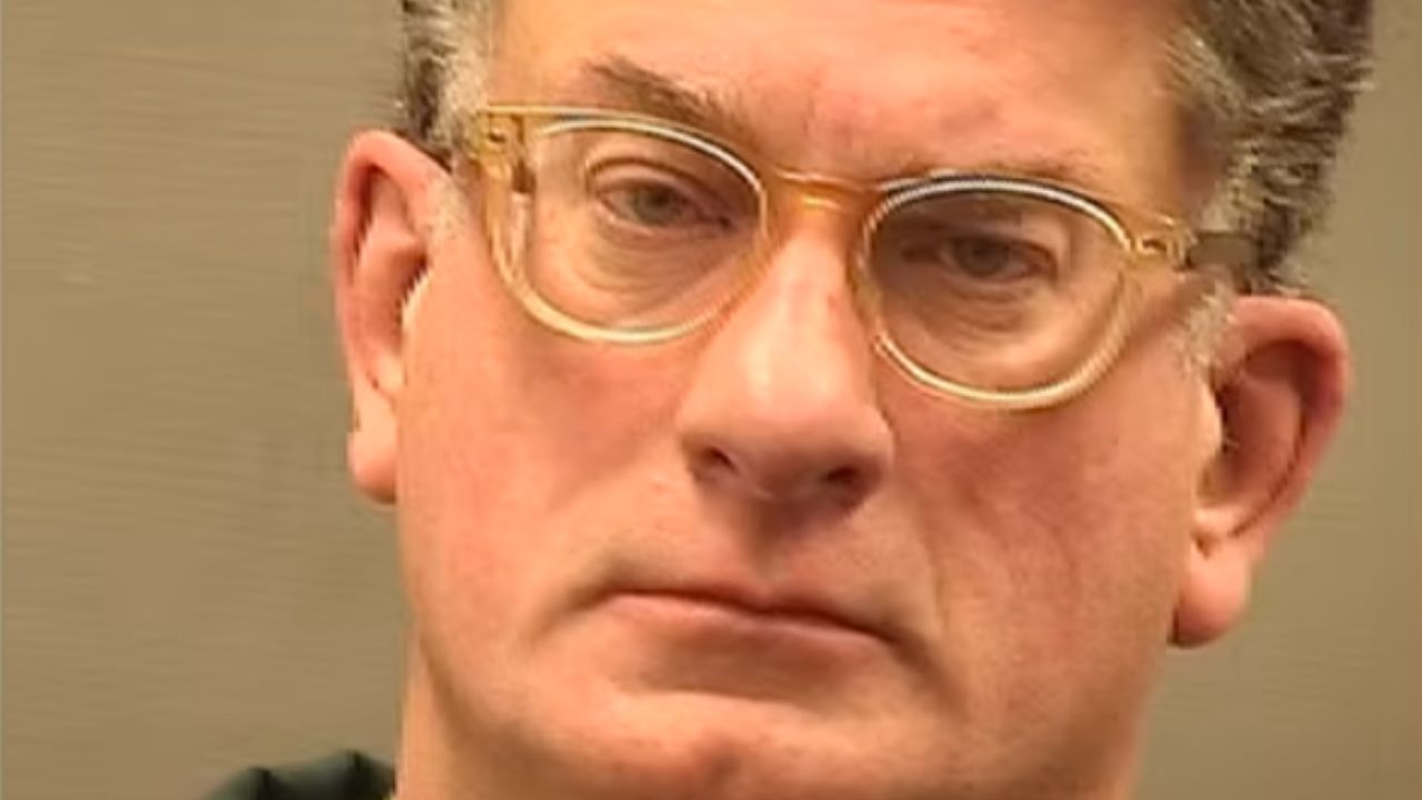 Famoso jornalista investigativo dos EUA confessa posse de pornografia infantil