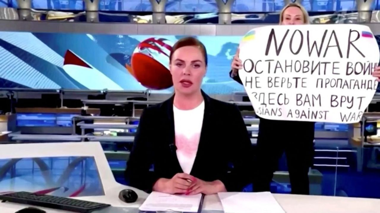 Jornalista que invadiu transmissão ao vivo na Rússia foi julgada em Moscou
