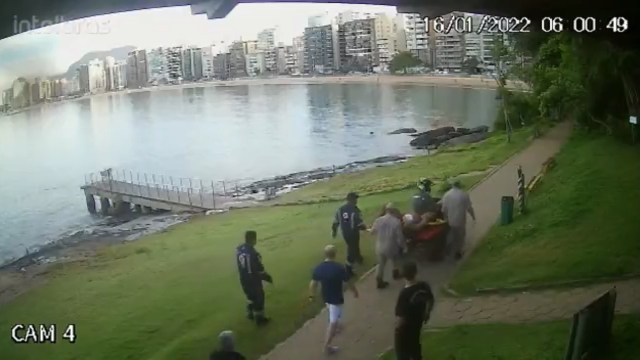 O que aconteceu com o jovem que teve a barriga aberta em praia do ES?
