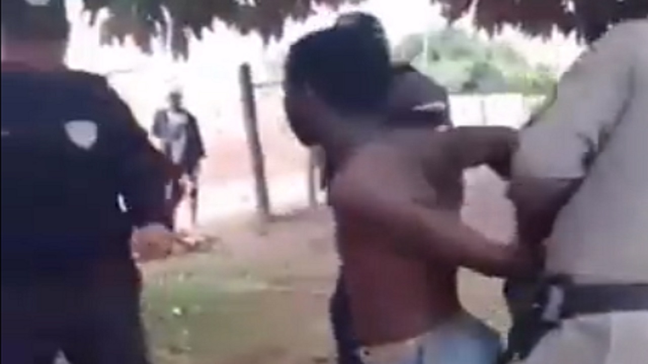 Jovem negro é preso sob os gritos de “Vai gritar Lula lá na África agora”