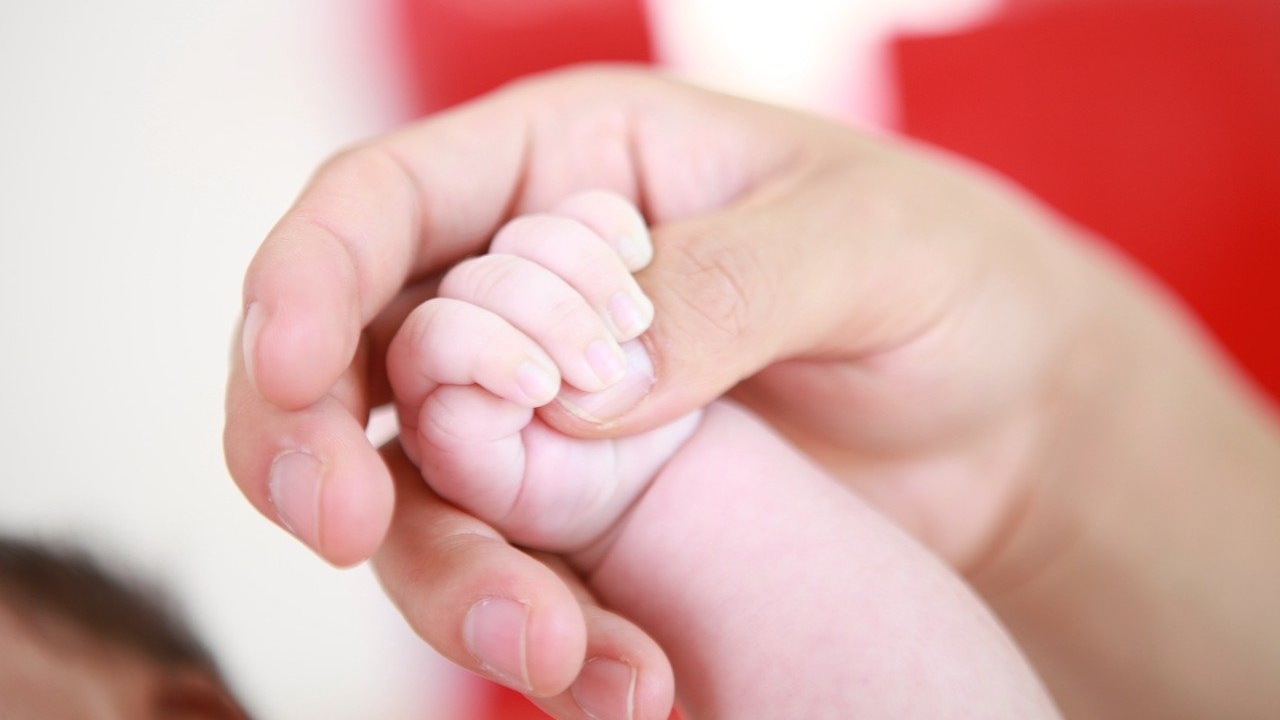 Com três braços e metade do coração, bebê de 5 meses passa por diversos procedimentos cirúrgicos