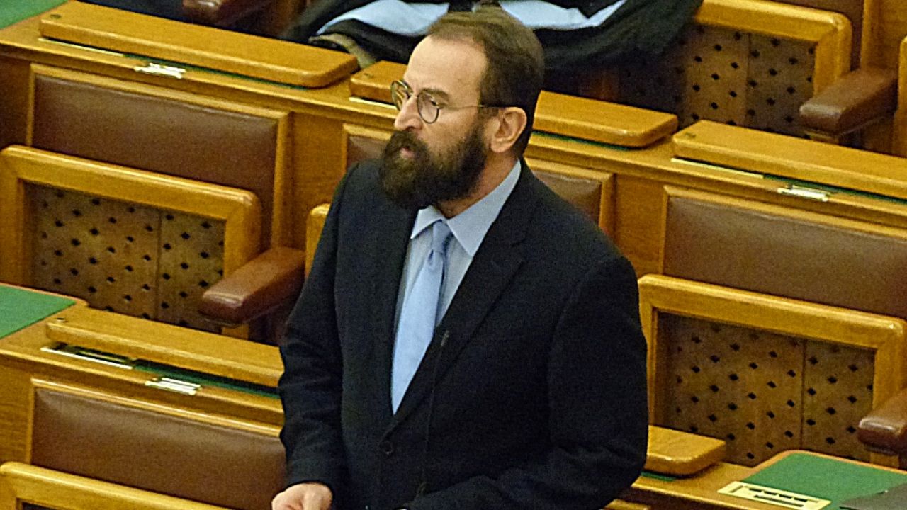 Eurodeputado conservador renuncia após ser pego em orgia na Bélgica