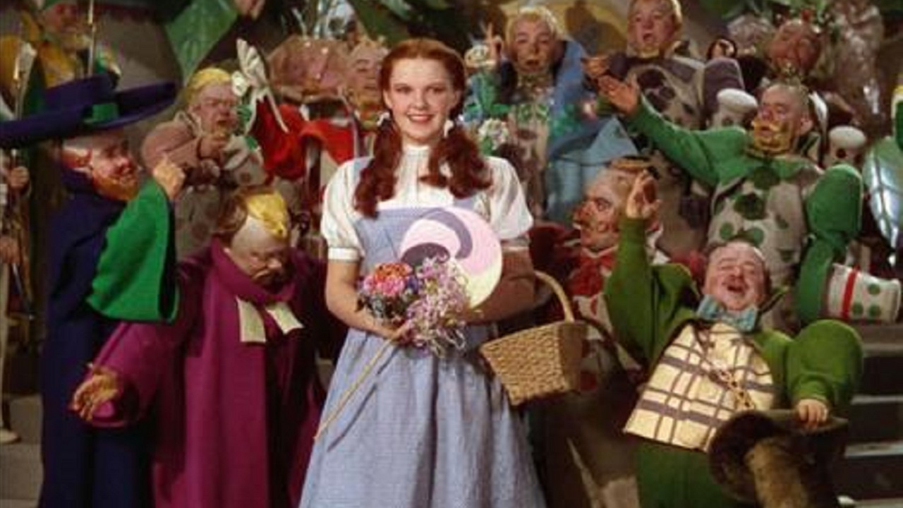 Vestido que Judy Garland usou em ‘O Mágico de Oz’ é encontrado após quase 50 anos