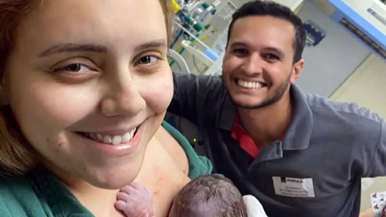 Jovem vai ao hospital por conta de gases e entra em trabalho de parto