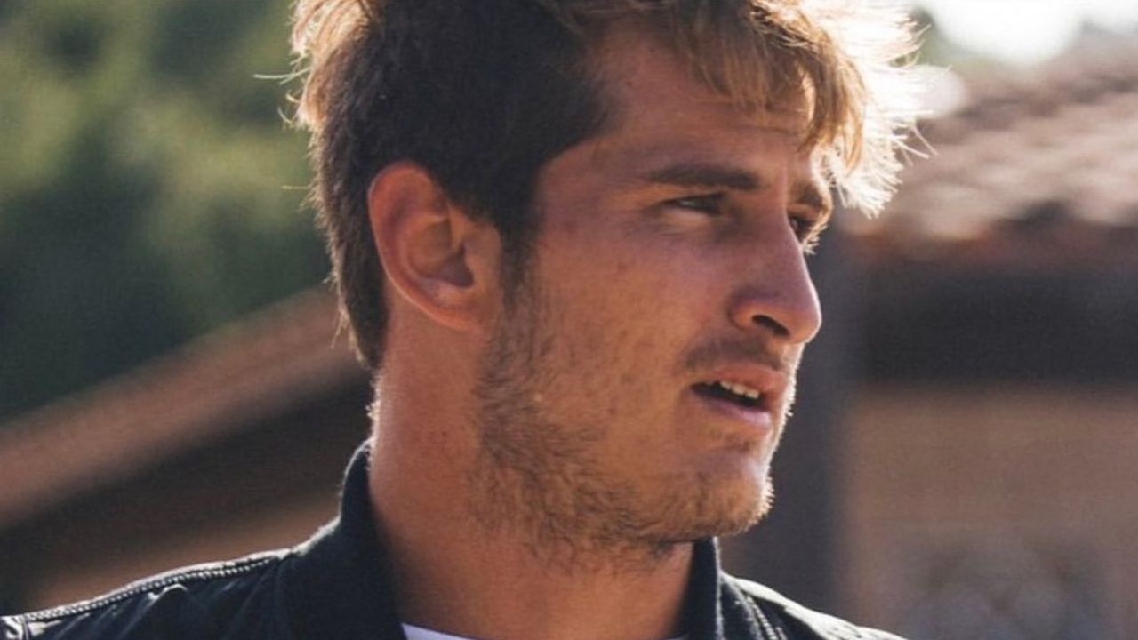 Atleta de 24 anos morre após convulsionar em cima de prancha enquanto surfava