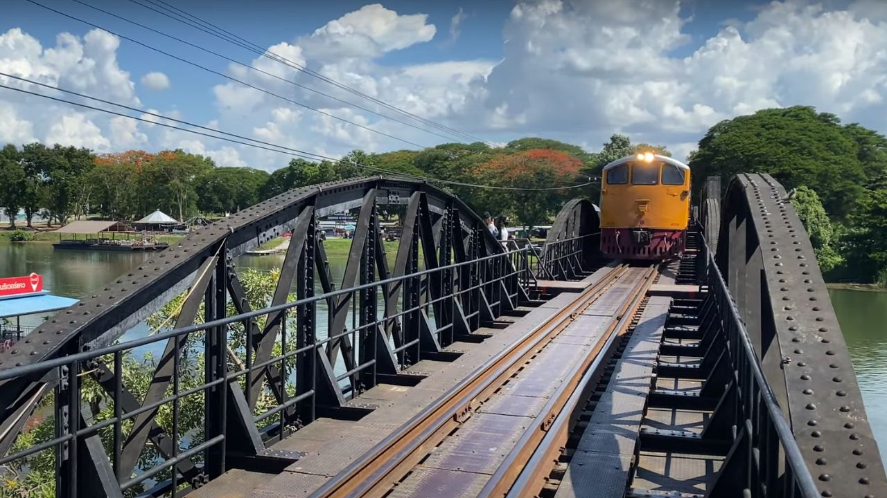 Tailândia: Turista de 45 anos morre após queda de trem