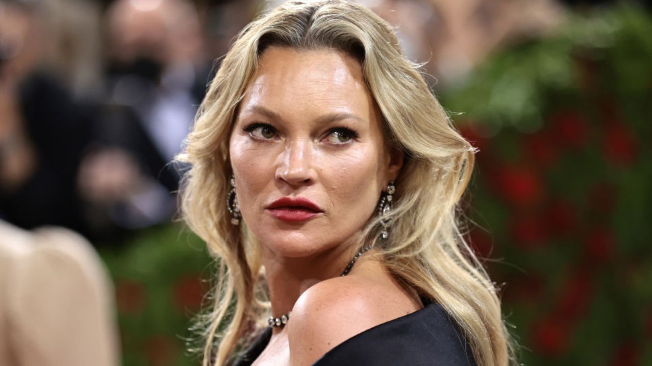 Kate Moss relembra assédio aos 15 anos: “Ele disse: ‘Tire seu sutiã’”