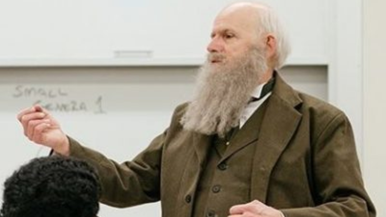 “Encarnação” de Charles Darwin reproduz a viagem do naturalista às Ilhas Galápagos