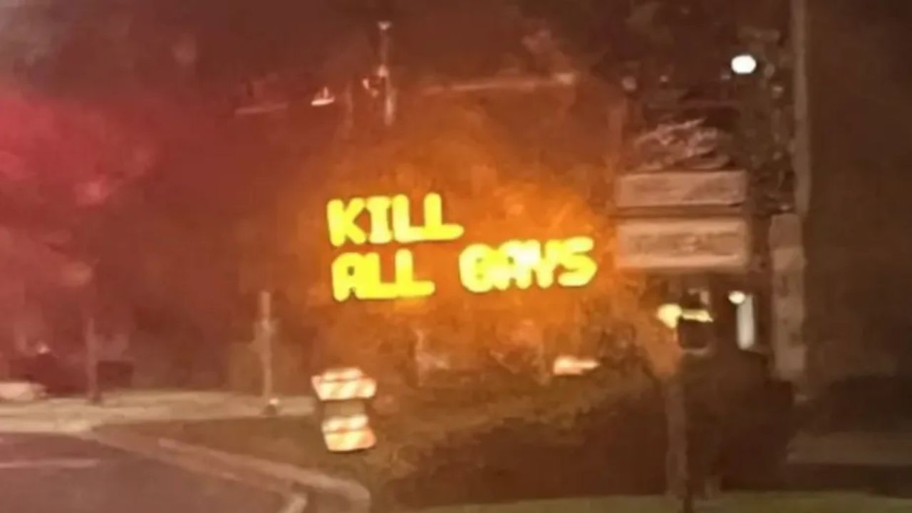 Painel de trânsito é hackeado nos EUA e exibe texto homofóbico: “Matem todos os gays”
