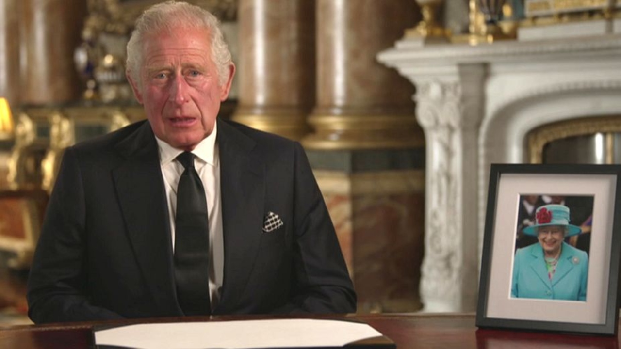 Rei Charles III teria iniciado onda de ‘corte de gastos’ da realeza, diz jornal
