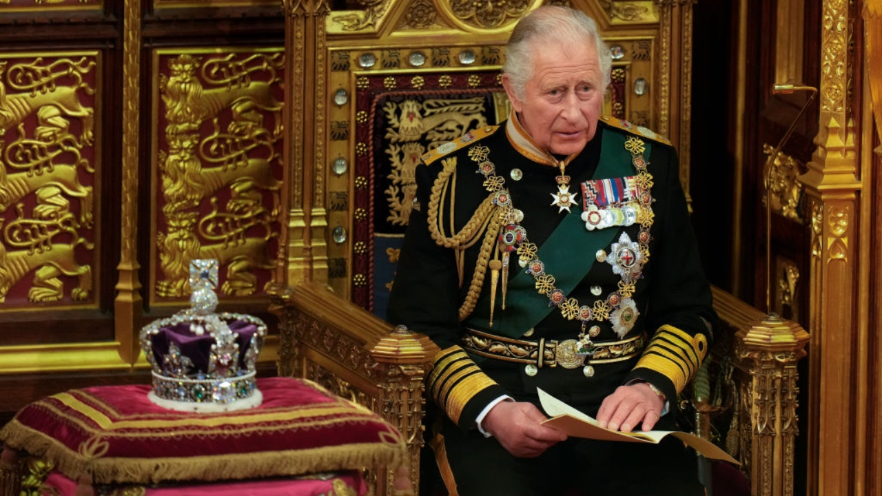Pesadas e repletas de pedras preciosas: Veja detalhes das coroas de Charles e Camilla