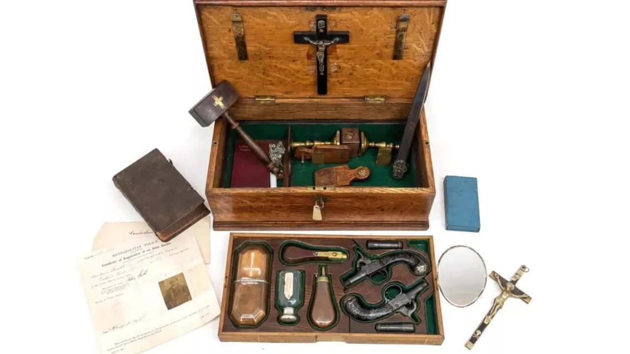 Kit de ‘caçador de vampiros’ do século 19 é arrematado a valor impressionante em leilão
