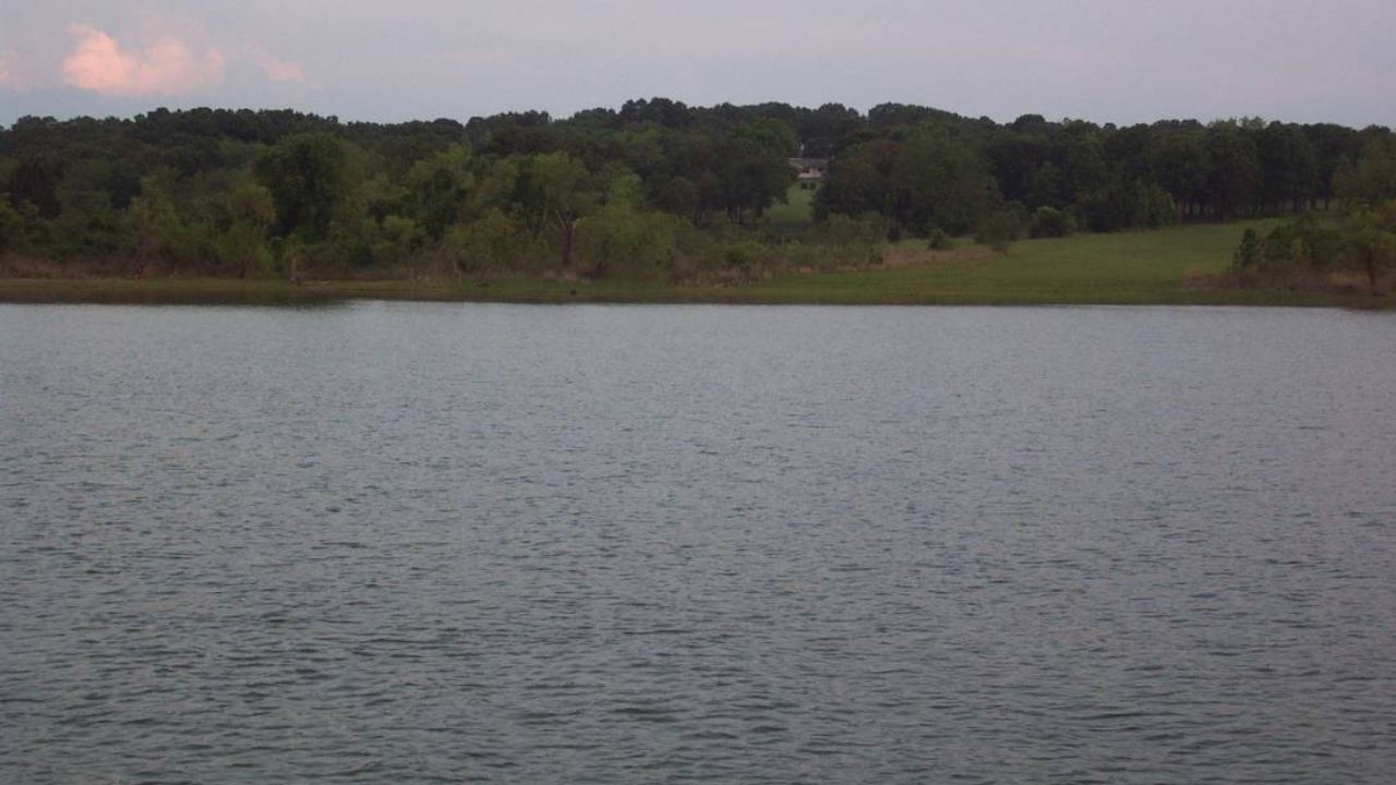 Casal boia em colchão por dois dias em lago nos EUA
