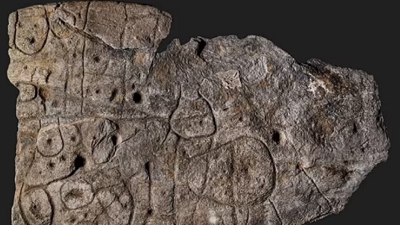 Rocha misteriosa de 4 mil anos pode ser um ‘mapa do tesouro’