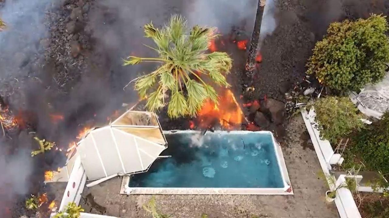 Vídeo registra lava vulcânica atingindo piscina em casa localizada em La Palma