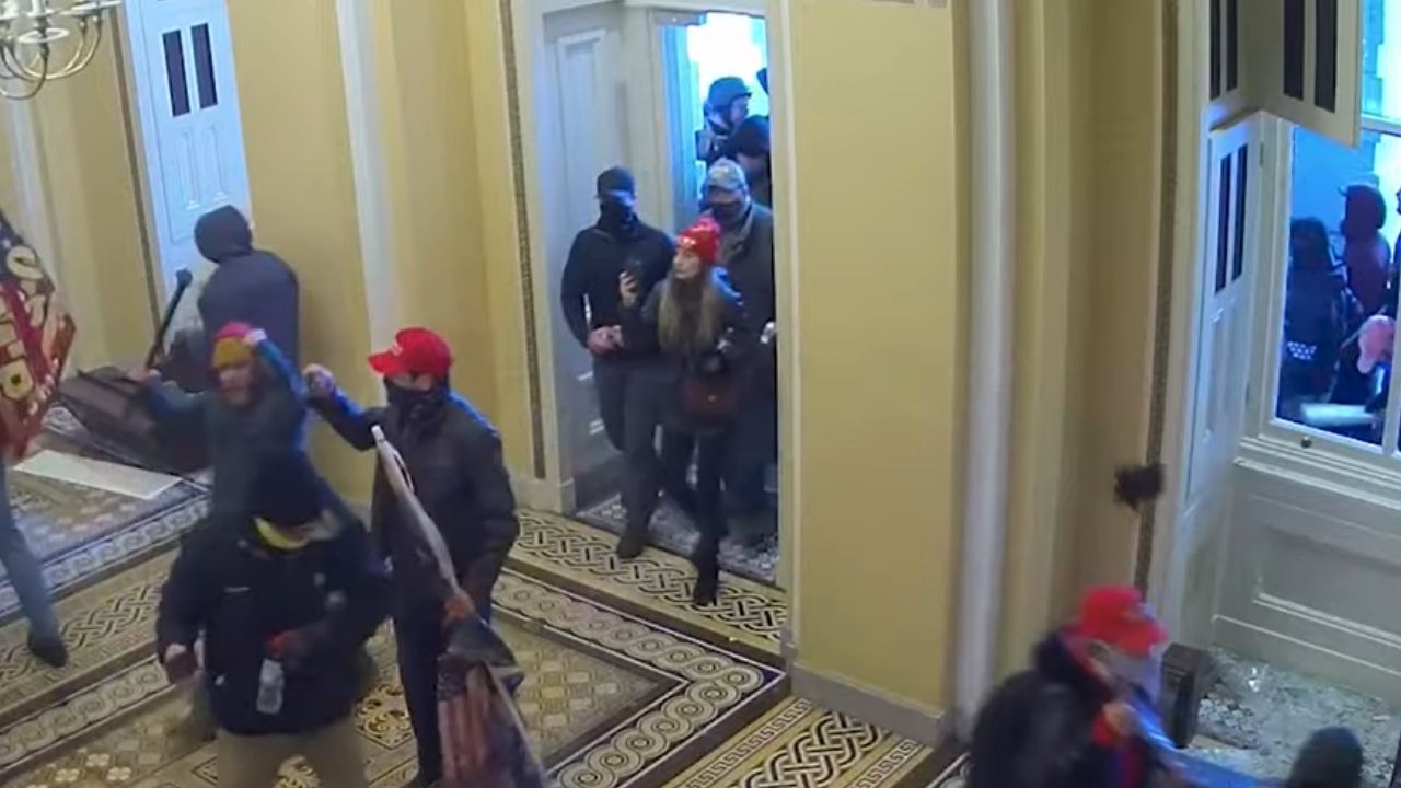 Imagens revelam momento em que brasileira invade o Capitólio