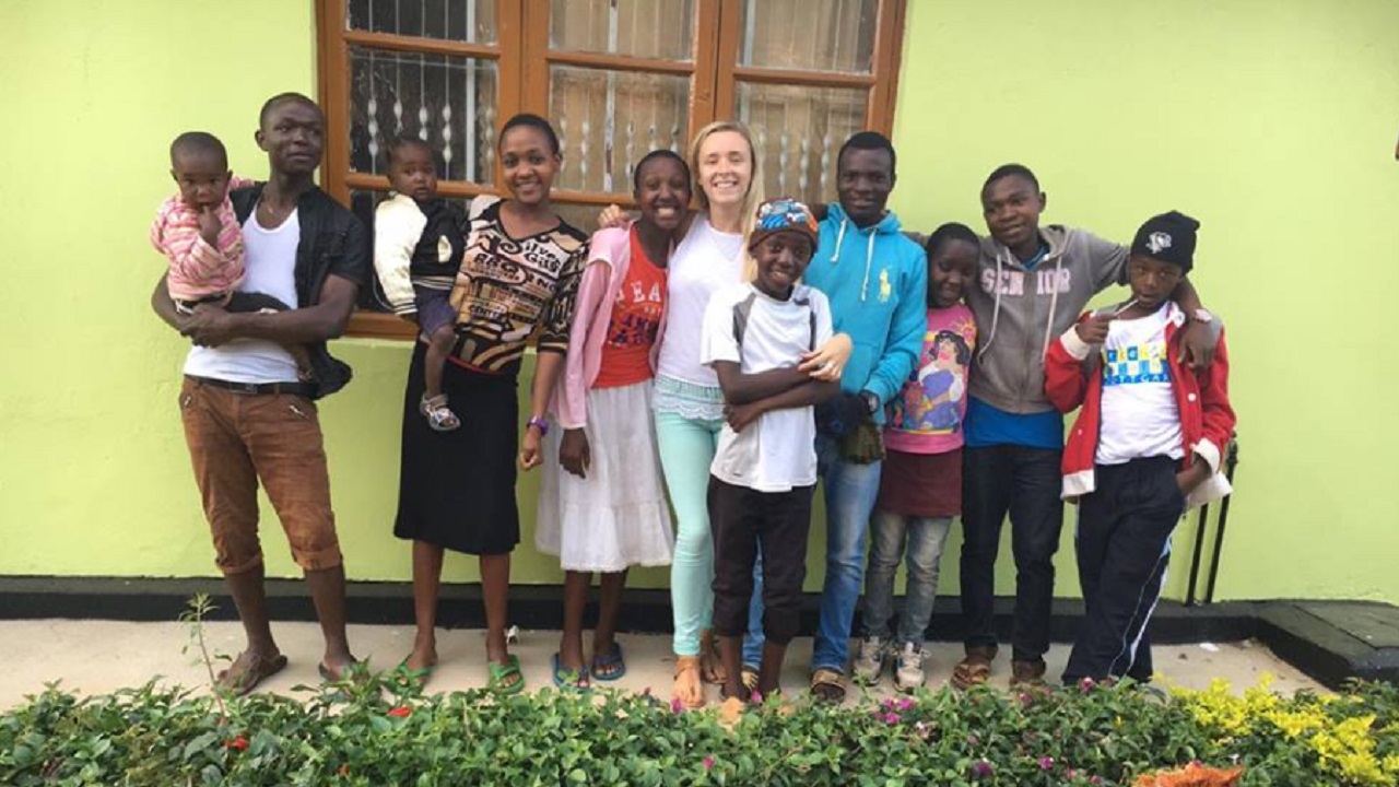 Após trabalho social, britânica adota 14 crianças na Tanzânia