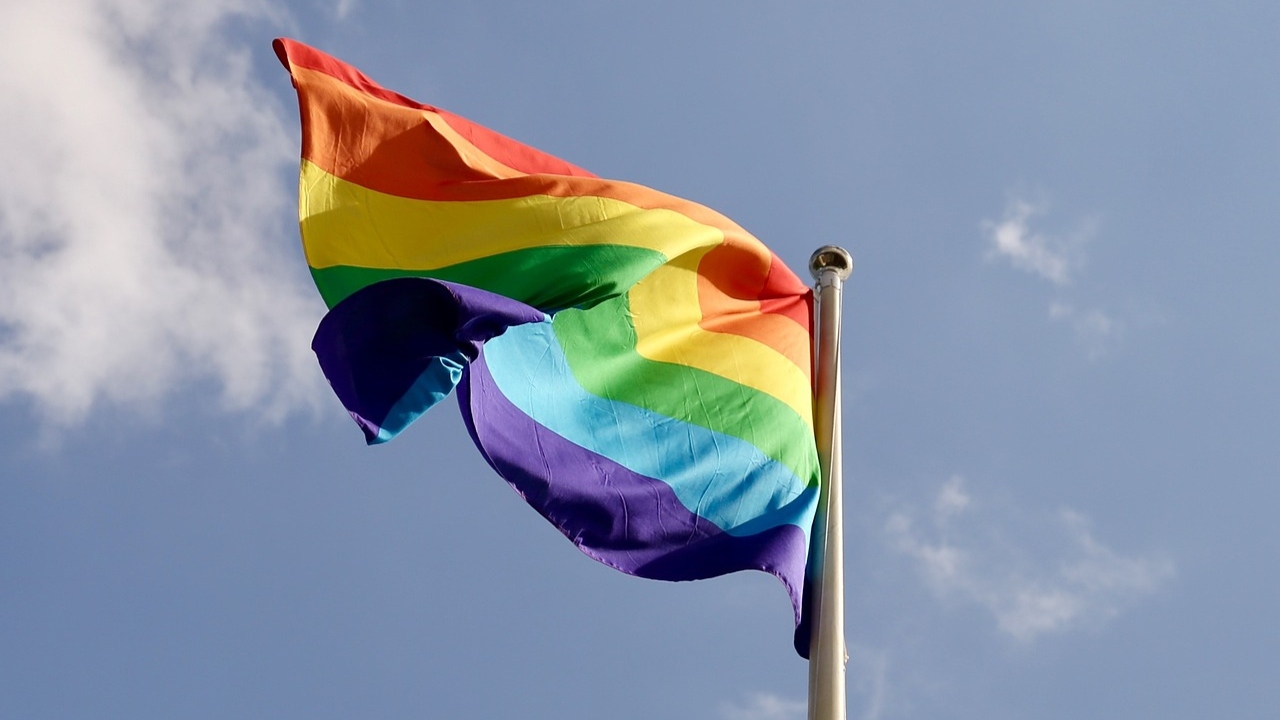 Uganda vota projeto de lei que torna crime pessoas se identificarem como LGBTQ