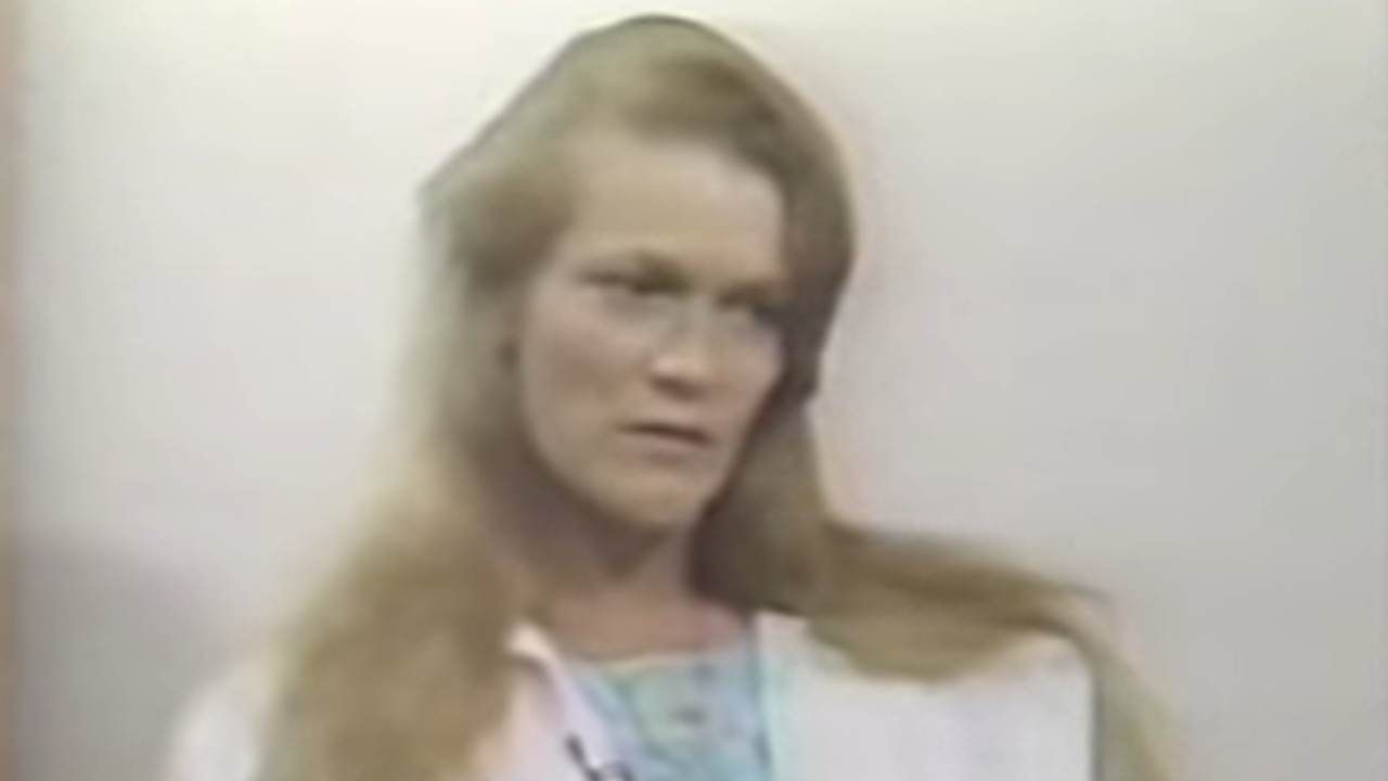 Morre Linda Kasabian, a mulher que ajudou a prender Charles Manson, aos 73 anos