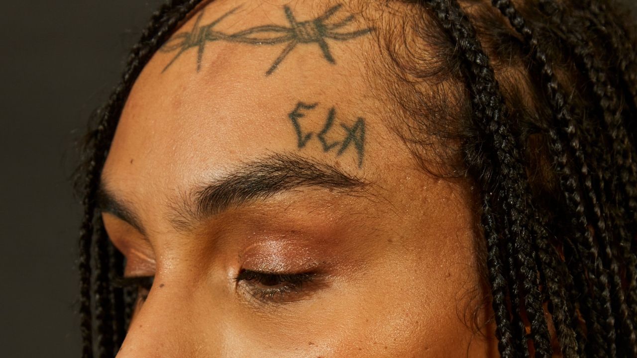 Por que Linn da Quebrada tem ‘Ela’ tatuado no rosto?