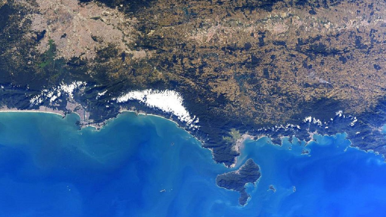 Astronauta compartilha imagem do litoral paulista vista do espaço