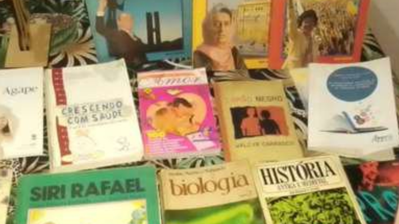 Professora doa 150 livros encontrados no lixo em Campo Grande