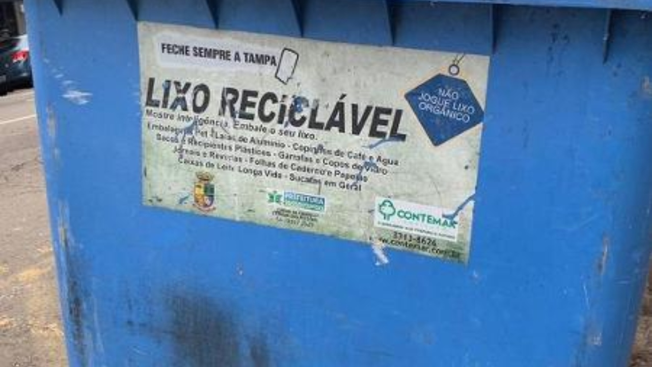 Por equívoco, homem descarta no lixo alta quantia de dinheiro e tenta recuperar valor