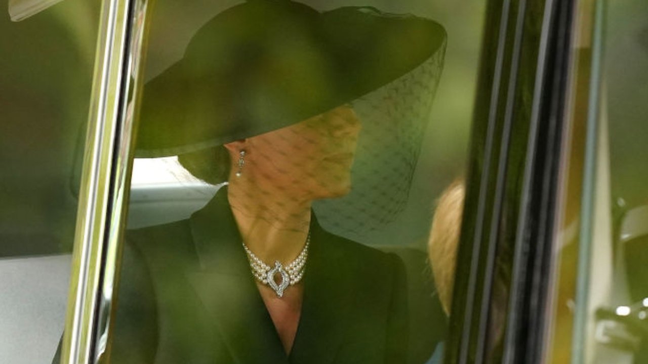 Kate Middleton usa joias de Elizabeth II no funeral da monarca