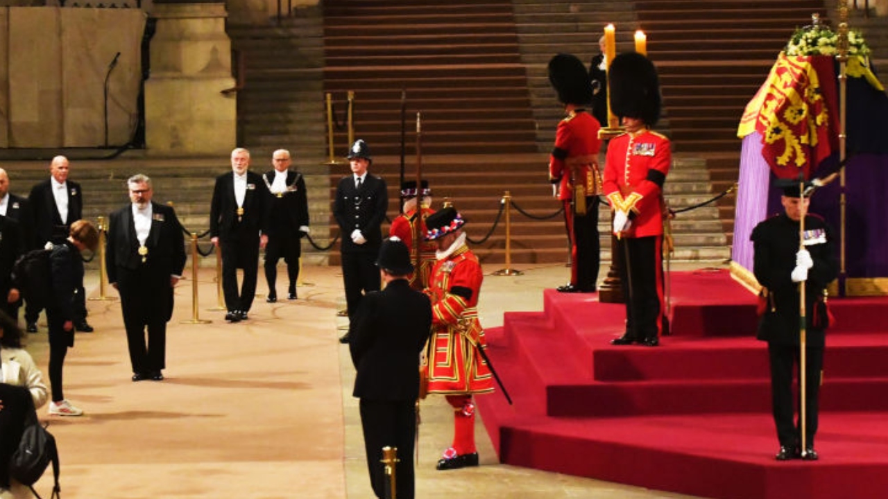 “Verdadeiro privilégio”, diz última civil a passar pelo caixão de Elizabeth II