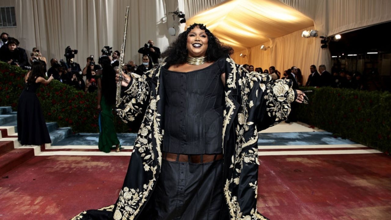 Casaco usado por Lizzo no Met Gala levou 22 mil horas para ser feito
