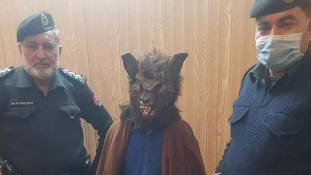 No Paquistão, homem fantasiado de lobisomem é preso por causar pânico na população