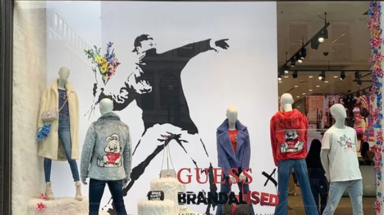 Bansky pede para que fãs roubem roupas de loja que usou arte sem permissão