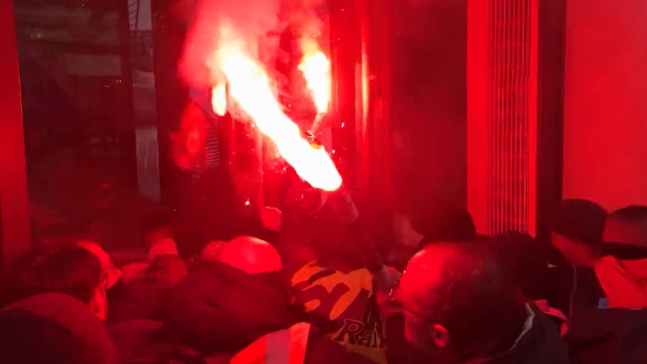 Em Paris, sede da sede da Louis Vuitton é invadida por manifestantes
