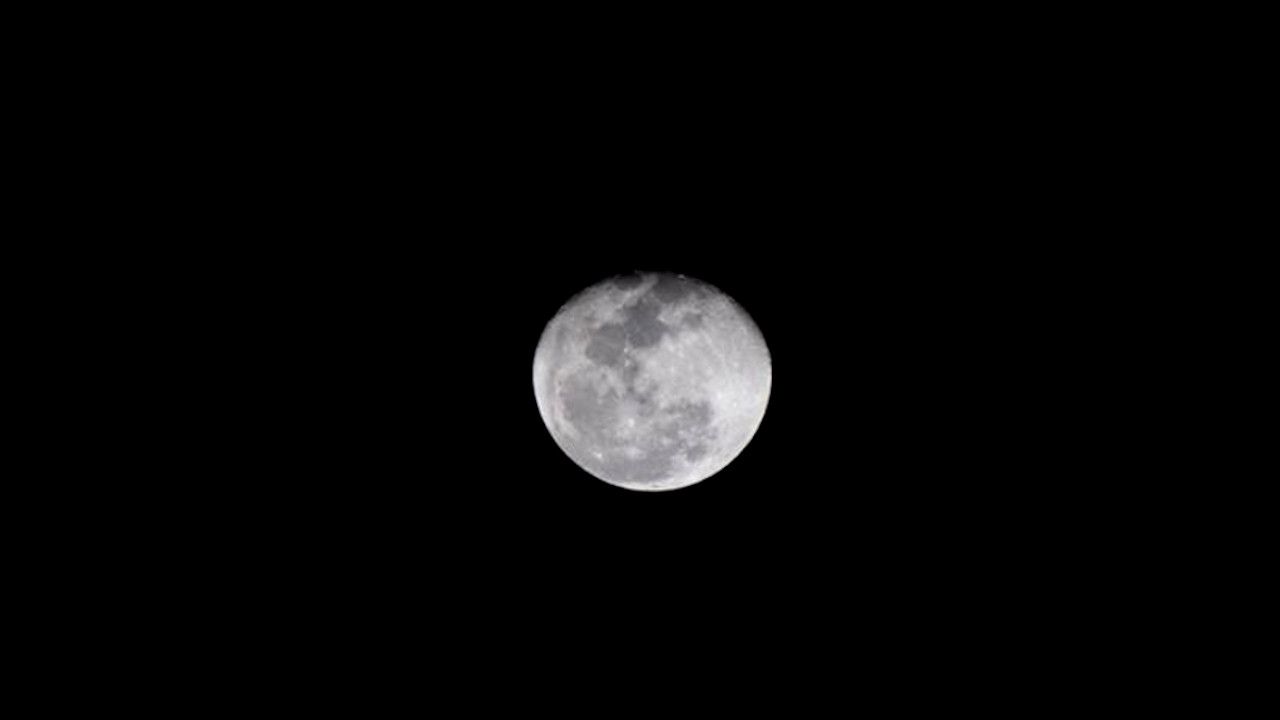 Pesquisadores identificam substância curiosa encontrada na Lua