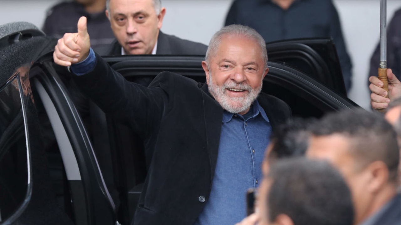 Após votar, Lula manda recado: ‘Mais fanáticos terão de se adequar’