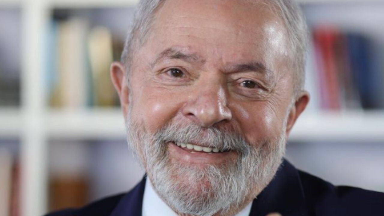 Internautas se impressionam com semelhança de Lula recebendo benção do candomblé em 2002 e 2021